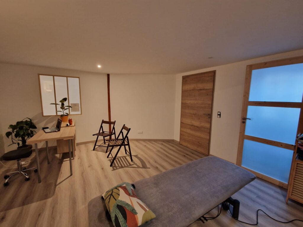 Salle de consultation d'ostéopathie avec Sephora Abenesdra, au sein de l'Espace Santé Naturelle du Châtelet en brie